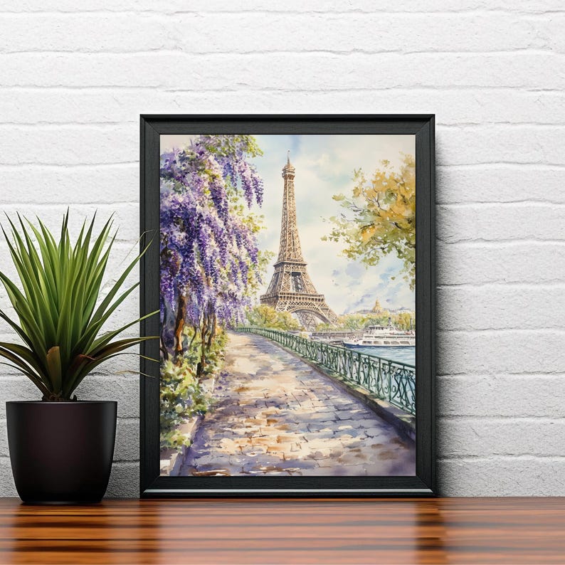 K&ouml;nnte beinhalten: Ein Aquarellgem&auml;lde des Eiffelturms in Paris, Frankreich. Der Turm befindet sich im Hintergrund, mit einem Weg, der im Vordergrund zu ihm f&uuml;hrt. Entlang des Weges befinden sich B&auml;ume und Blumen, und in der Ferne ein Fluss.