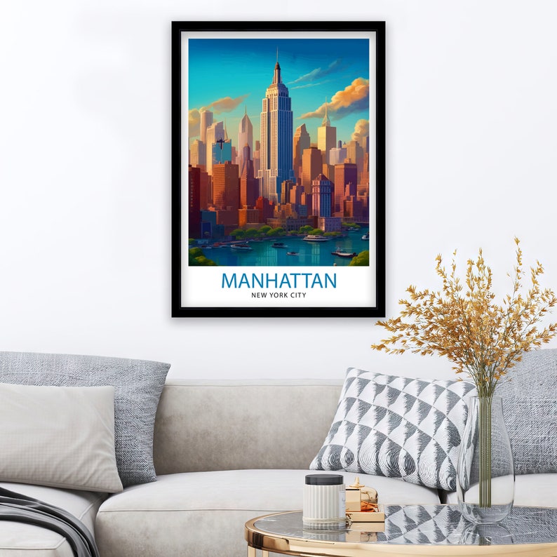 K&ouml;nnte beinhalten: Ein gerahmtes Poster mit einer farbenfrohen Illustration der Skyline von Manhattan, einschlie&szlig;lich des Empire State Building und anderer Wolkenkratzer. Das Poster tr&auml;gt den Text "MANHATTAN NEW YORK CITY" am unteren Rand.