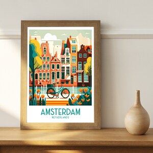 K&ouml;nnte beinhalten: Eine gerahmte Illustration einer Stadtlandschaft mit bunten Geb&auml;uden, einem Fahrrad und Blumen. Der Text "AMSTERDAM NIEDERLANDE" befindet sich am unteren Rand des Bildes.