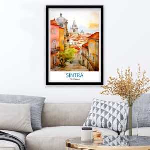 Puede incluir: Una pintura de acuarela de una escena callejera en Sintra, Portugal. La calle est&aacute; bordeada de edificios coloridos y una iglesia en la distancia. El texto "SINTRA PORTUGAL" est&aacute; en la parte inferior de la pintura.