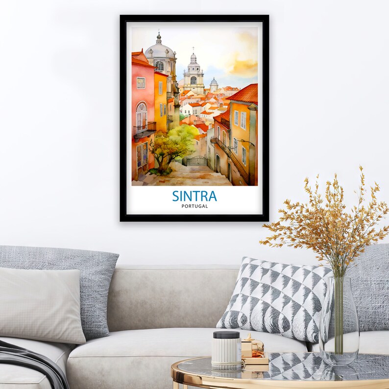 Puede incluir: Una pintura de acuarela de una escena callejera en Sintra, Portugal. La calle est&aacute; bordeada de edificios coloridos y una iglesia en la distancia. El texto "SINTRA PORTUGAL" est&aacute; en la parte inferior de la pintura.