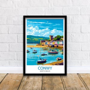 Pode incluir: Uma ilustra&ccedil;&atilde;o colorida da cidade de Conwy, no norte do Pa&iacute;s de Gales, com vista para o porto e os barcos. A ilustra&ccedil;&atilde;o apresenta um castelo no fundo e edif&iacute;cios coloridos ao longo da costa.