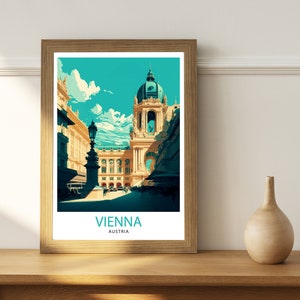 K&ouml;nnte beinhalten: Eine gerahmte Illustration einer Stadtlandschaft in Wien, &Ouml;sterreich. Die Illustration zeigt ein hohes Geb&auml;ude mit einer Kuppel und eine Stra&szlig;e, die von Geb&auml;uden ges&auml;umt ist. Der Himmel ist blau mit wei&szlig;en Wolken. Der Text "VIENNA" und "AUSTRIA" ist unter der Illustration gedruckt.