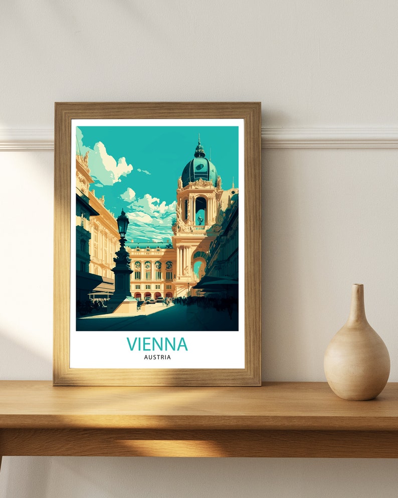 K&ouml;nnte beinhalten: Eine gerahmte Illustration einer Stadtlandschaft in Wien, &Ouml;sterreich. Die Illustration zeigt ein hohes Geb&auml;ude mit einer Kuppel und eine Stra&szlig;e, die von Geb&auml;uden ges&auml;umt ist. Der Himmel ist blau mit wei&szlig;en Wolken. Der Text "VIENNA" und "AUSTRIA" ist unter der Illustration gedruckt.