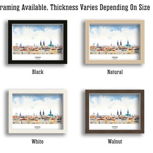 Peut inclure: Quatre peintures &agrave; l'aquarelle encadr&eacute;es du ciel de Vienne dans des cadres noirs, en bois naturel, blancs et en noyer. Le texte "VIENNA" est imprim&eacute; sous chaque image.