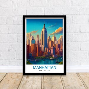 K&ouml;nnte beinhalten: Ein gerahmtes Poster mit einer farbenfrohen Illustration der Skyline von Manhattan, einschlie&szlig;lich des Empire State Building und anderer Wolkenkratzer. Das Poster tr&auml;gt den Text "MANHATTAN NEW YORK CITY" am unteren Rand.