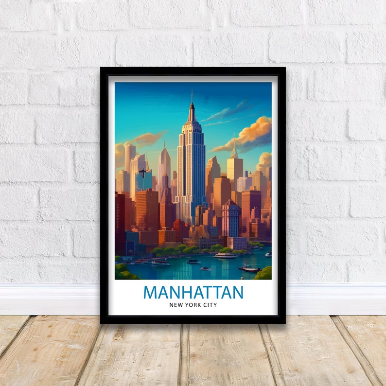 K&ouml;nnte beinhalten: Ein gerahmtes Poster mit einer farbenfrohen Illustration der Skyline von Manhattan, einschlie&szlig;lich des Empire State Building und anderer Wolkenkratzer. Das Poster tr&auml;gt den Text "MANHATTAN NEW YORK CITY" am unteren Rand.