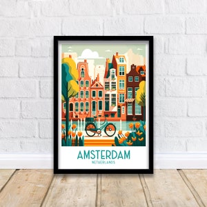 K&ouml;nnte beinhalten: Eine farbenfrohe Illustration von Amsterdam, Niederlande, mit einem Fahrrad vor einer Reihe traditioneller Grachtenh&auml;user mit roten Backsteinfassaden und gr&uuml;nen B&auml;umen. Der Text "AMSTERDAM" und "NIEDERLANDE" ist unter dem Bild gedruckt.