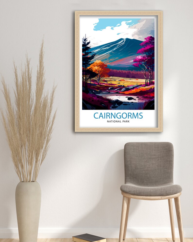 K&ouml;nnte beinhalten: Eine farbenfrohe Illustration einer Bergkette mit einem Fluss, der durch sie flie&szlig;t. Der Text "CAIRNGORMS NATIONAL PARK" befindet sich am unteren Rand des Bildes.