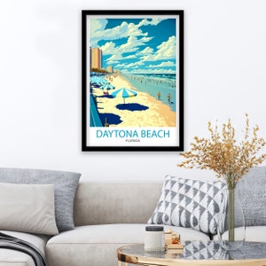 K&ouml;nnte beinhalten: Ein Vintage-Reiseposter mit einer farbenfrohen Illustration von Daytona Beach, Florida. Das Poster zeigt eine Strandszene mit blauen Sonnenschirmen, Menschen, die am Strand entlanglaufen, und einem hohen Geb&auml;ude in der Ferne. Der Text "DAYTONA BEACH" und "FLORIDA" ist in Schwarz am unteren Rand des Posters gedruckt.