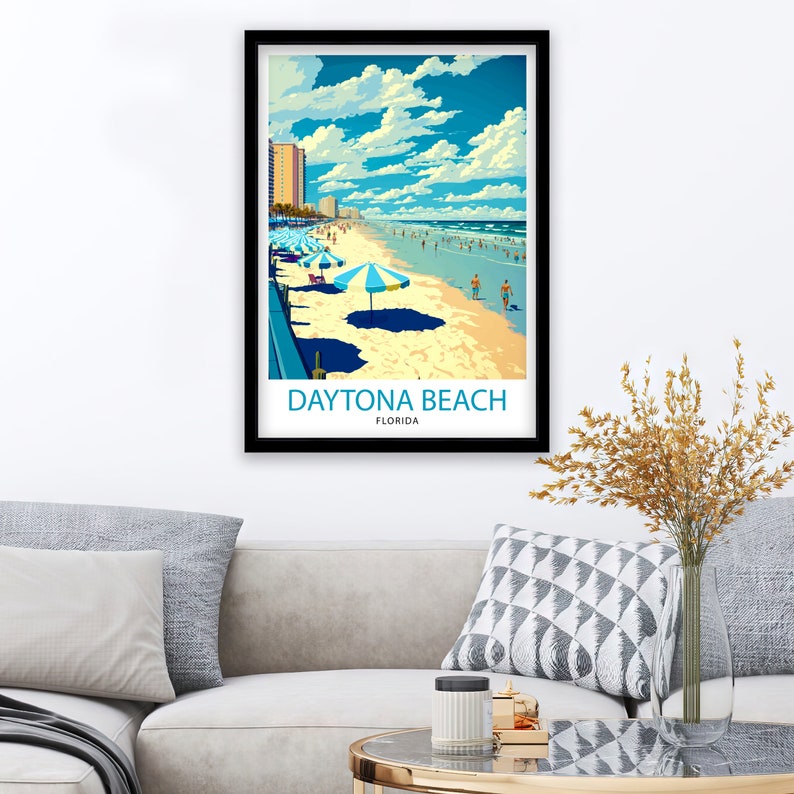 K&ouml;nnte beinhalten: Ein Vintage-Reiseposter mit einer farbenfrohen Illustration von Daytona Beach, Florida. Das Poster zeigt eine Strandszene mit blauen Sonnenschirmen, Menschen, die am Strand entlanglaufen, und einem hohen Geb&auml;ude in der Ferne. Der Text "DAYTONA BEACH" und "FLORIDA" ist in Schwarz am unteren Rand des Posters gedruckt.