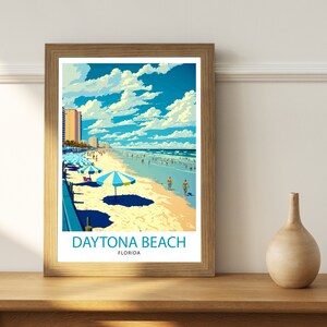 K&ouml;nnte beinhalten: Ein Vintage-Poster in Blau- und Wei&szlig;t&ouml;nen, das eine Strandszene mit Menschen, Sonnenschirmen und einem Geb&auml;ude im Hintergrund zeigt. Der Text "DAYTONA BEACH, FLORIDA" befindet sich am unteren Rand des Posters.