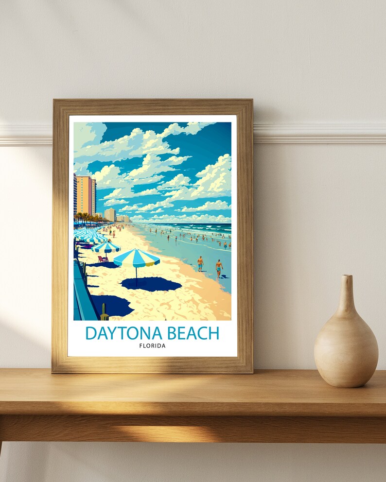 K&ouml;nnte beinhalten: Ein Vintage-Poster in Blau- und Wei&szlig;t&ouml;nen, das eine Strandszene mit Menschen, Sonnenschirmen und einem Geb&auml;ude im Hintergrund zeigt. Der Text "DAYTONA BEACH, FLORIDA" befindet sich am unteren Rand des Posters.