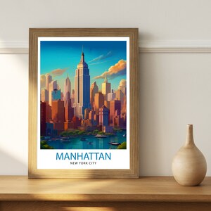 K&ouml;nnte beinhalten: Ein gerahmter Druck einer Stadtlandschaft mit dem Empire State Building im Zentrum. Der Druck tr&auml;gt den Titel "Manhattan, New York City".