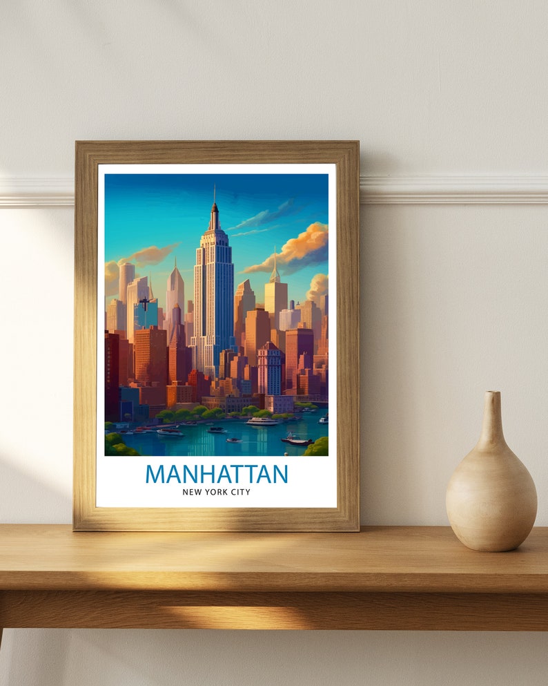 K&ouml;nnte beinhalten: Ein gerahmter Druck einer Stadtlandschaft mit dem Empire State Building im Zentrum. Der Druck tr&auml;gt den Titel "Manhattan, New York City".