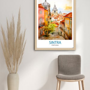 Puede incluir: Una pintura de acuarela de una escena callejera en Sintra, Portugal. La pintura presenta una calle estrecha bordeada de edificios coloridos, con una iglesia en el fondo. El texto "SINTRA PORTUGAL" est&aacute; impreso en la parte inferior de la pintura.