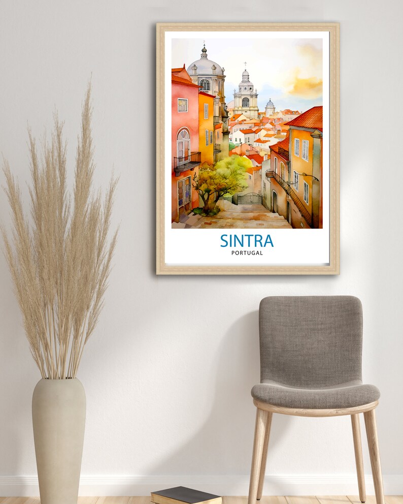 Puede incluir: Una pintura de acuarela de una escena callejera en Sintra, Portugal. La pintura presenta una calle estrecha bordeada de edificios coloridos, con una iglesia en el fondo. El texto "SINTRA PORTUGAL" est&aacute; impreso en la parte inferior de la pintura.