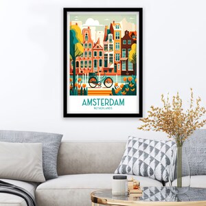 K&ouml;nnte beinhalten: Eine farbenfrohe Illustration von Amsterdam, Niederlande, mit einem Fahrrad vor einer Reihe traditioneller Grachtenh&auml;user mit blauem Himmel und Wolken im Hintergrund. Der Text "AMSTERDAM" und "NIEDERLANDE" ist unter der Illustration gedruckt.