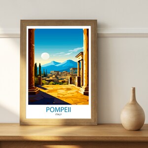 以下が含まれることがあります： イタリアの古代都市ポンペイのカラフルなイラストが描かれた額装されたポスター。ポスターは、両側に柱のある通りから見た街の景色を特徴としています。ポスターの下部には「POMPEII ITALY」というテキストが印刷されています。