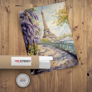 K&ouml;nnte beinhalten: Ein Aquarellbild des Eiffelturms in Paris, Frankreich. Der Turm befindet sich im Hintergrund, mit einem Weg, der im Vordergrund zu ihm f&uuml;hrt. Auf beiden Seiten des Weges befinden sich B&auml;ume und Blumen. Der Himmel ist blau mit wei&szlig;en Wolken.