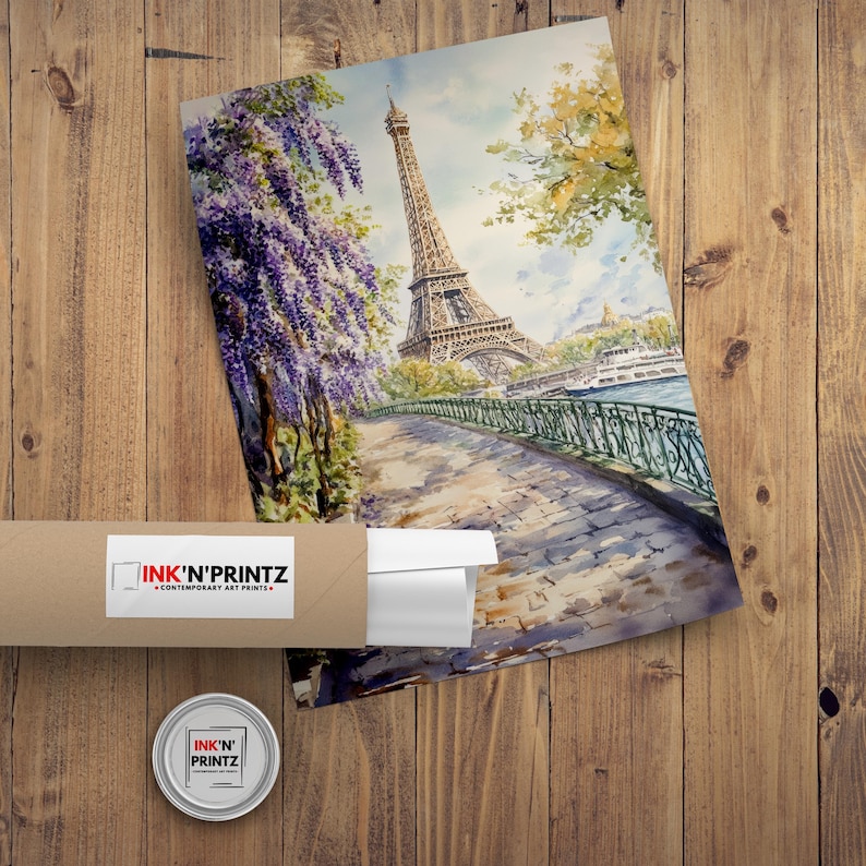 K&ouml;nnte beinhalten: Ein Aquarellbild des Eiffelturms in Paris, Frankreich. Der Turm befindet sich im Hintergrund, mit einem Weg, der im Vordergrund zu ihm f&uuml;hrt. Auf beiden Seiten des Weges befinden sich B&auml;ume und Blumen. Der Himmel ist blau mit wei&szlig;en Wolken.