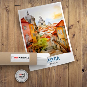 Puede incluir: Una pintura de acuarela de un paisaje urbano en Lisboa, Portugal. La pintura presenta una calle estrecha bordeada de edificios coloridos y una vista de la ciudad en la distancia. El texto "INTRA PORTUGAL" es visible en la esquina inferior derecha de la pintura.