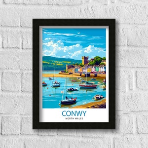Pode incluir: Uma ilustra&ccedil;&atilde;o colorida da cidade de Conwy, no norte do Pa&iacute;s de Gales, com vista para o porto e os barcos. A cidade &eacute; representada com edif&iacute;cios coloridos e um castelo ao fundo. O texto "Conwy, North Wales" est&aacute; na parte inferior da imagem.