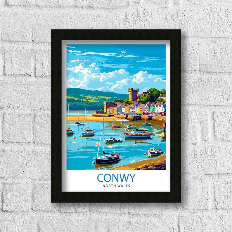 Pode incluir: Uma ilustra&ccedil;&atilde;o colorida da cidade de Conwy, no norte do Pa&iacute;s de Gales, com vista para o porto e os barcos. A cidade &eacute; representada com edif&iacute;cios coloridos e um castelo ao fundo. O texto "Conwy, North Wales" est&aacute; na parte inferior da imagem.