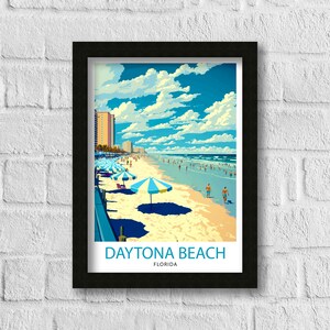 K&ouml;nnte beinhalten: Eine Illustration im Vintage-Stil von Daytona Beach, Florida. Das Bild zeigt eine Strandszene mit blauem Himmel, wei&szlig;en Wolken und einem Sandstrand mit Menschen, die schwimmen und sonnenbaden. Am Strand stehen blau-wei&szlig; gestreifte Sonnenschirme, und im Hintergrund ist eine Promenade mit Geb&auml;uden zu sehen. Der Text "DAYTONA BEACH FLORIDA" befindet sich am unteren Rand des Bildes.