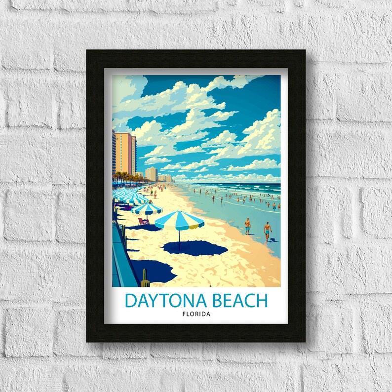 K&ouml;nnte beinhalten: Eine Illustration im Vintage-Stil von Daytona Beach, Florida. Das Bild zeigt eine Strandszene mit blauem Himmel, wei&szlig;en Wolken und einem Sandstrand mit Menschen, die schwimmen und sonnenbaden. Am Strand stehen blau-wei&szlig; gestreifte Sonnenschirme, und im Hintergrund ist eine Promenade mit Geb&auml;uden zu sehen. Der Text "DAYTONA BEACH FLORIDA" befindet sich am unteren Rand des Bildes.