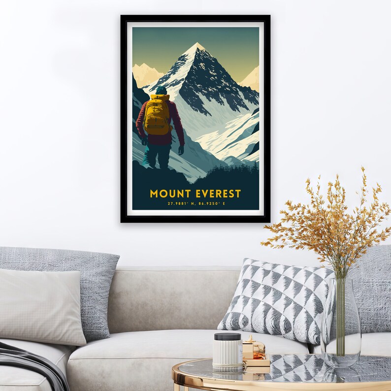 Może przedstawiać: Wzorowany na starych czasach plakat podr&oacute;żniczy przedstawiający wędrowca z plecakiem patrzącego na Mount Everest. Plakat ma ciemnoniebieskie tło z ośnieżonym szczytem g&oacute;ry i tekstem "MOUNT EVEREST 27.9883&deg; N, 86.7250&deg; E".
