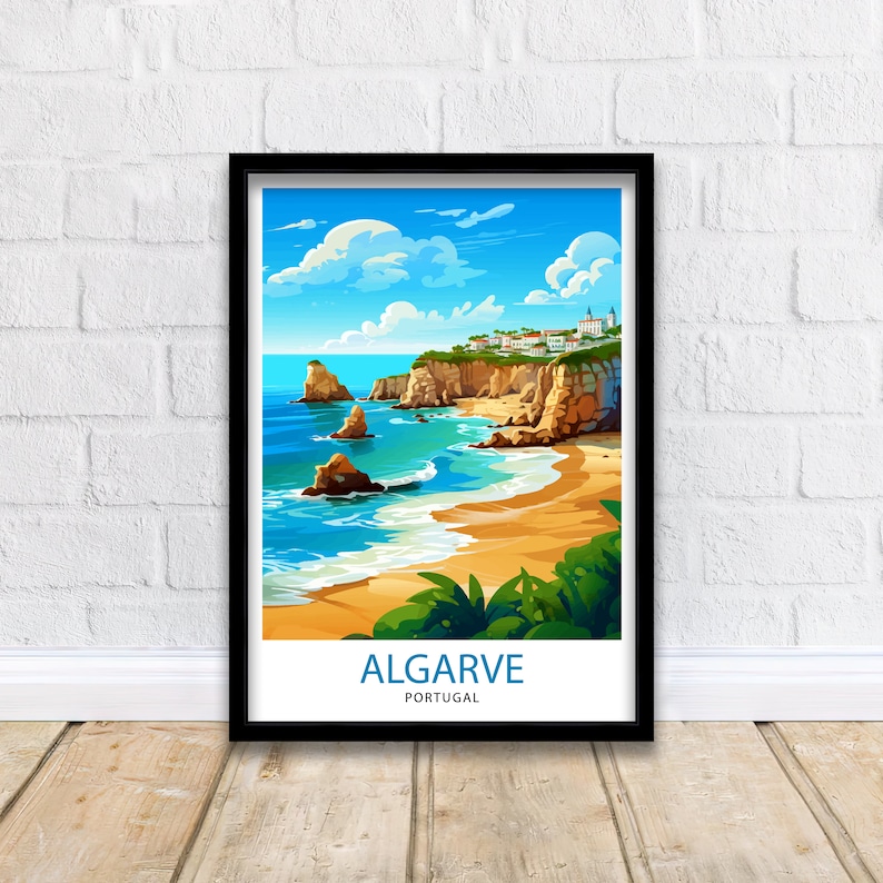 Puede incluir: Una ilustraci&oacute;n colorida de una escena de playa en Algarve, Portugal. La imagen presenta una playa de arena, agua azul del oc&eacute;ano, acantilados rocosos y un peque&ntilde;o pueblo en la distancia. El texto "ALGARVE PORTUGAL" est&aacute; impreso en la parte inferior de la imagen.