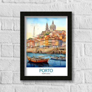 Op de afbeelding: Een aquarel schilderij van de stad Porto, Portugal. De schildering toont een stadsbeeld met kleurrijke gebouwen, een rivier en twee boten. De tekst "INK'N' PRINTZ" en "PORTO PORTUGAL" is zichtbaar in de afbeelding.