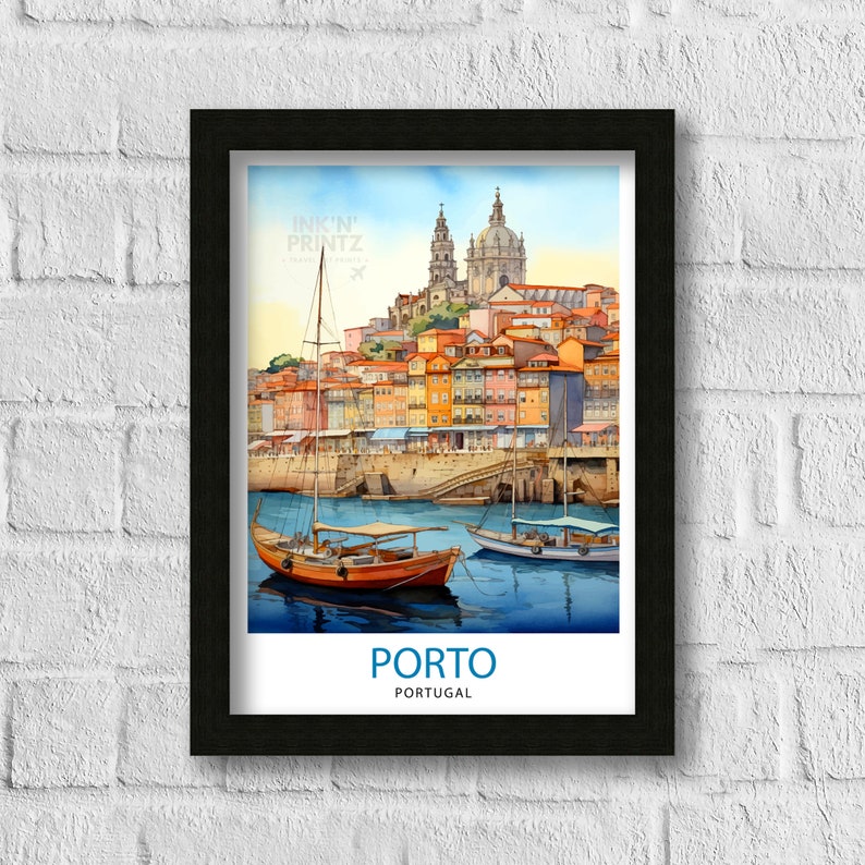 Op de afbeelding: Een aquarel schilderij van de stad Porto, Portugal. De schildering toont een stadsbeeld met kleurrijke gebouwen, een rivier en twee boten. De tekst "INK'N' PRINTZ" en "PORTO PORTUGAL" is zichtbaar in de afbeelding.
