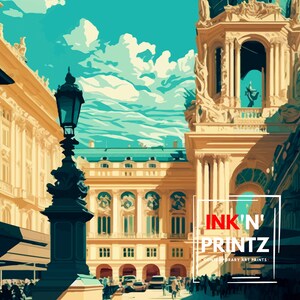 K&ouml;nnte beinhalten: Eine Vintage-Illustration eines europ&auml;ischen Stadtplatzes mit einer Stra&szlig;enlaterne im Vordergrund. Die Geb&auml;ude sind gelb mit wei&szlig;en Verzierungen und haben gew&ouml;lbte Eing&auml;nge. Der Himmel ist blau mit wei&szlig;en Wolken. Der Text "INK'N' PRINTZ CONTEMPORARY ART PRINTS" befindet sich in der unteren rechten Ecke.