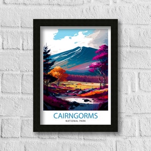 K&ouml;nnte beinhalten: Eine farbenfrohe Illustration einer Berglandschaft mit einem Fluss, der durch sie flie&szlig;t. Der Text "CAIRNGORMS NATIONAL PARK" befindet sich am unteren Rand des Bildes.