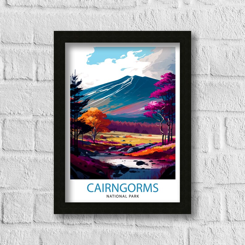 K&ouml;nnte beinhalten: Eine farbenfrohe Illustration einer Berglandschaft mit einem Fluss, der durch sie flie&szlig;t. Der Text "CAIRNGORMS NATIONAL PARK" befindet sich am unteren Rand des Bildes.