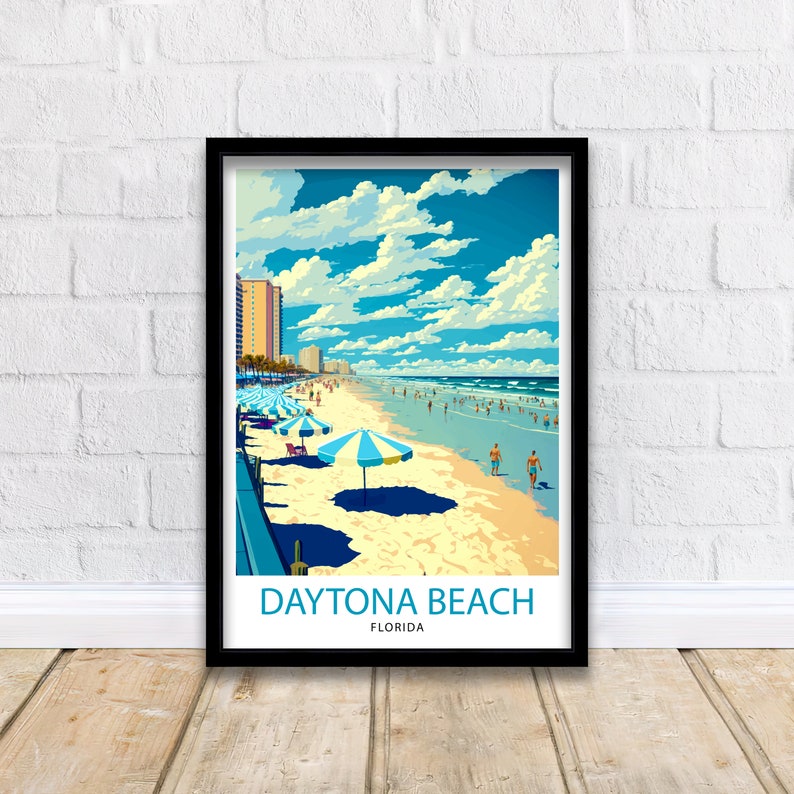 K&ouml;nnte beinhalten: Ein Reiseposter im Vintage-Stil mit einer farbenfrohen Illustration von Daytona Beach, Florida. Das Poster zeigt eine Strandszene mit blauen Sonnenschirmen, Menschen, die im Meer schwimmen, und einer Stadtkulisse im Hintergrund. Der Text "DAYTONA BEACH FLORIDA" ist am unteren Rand des Posters gedruckt.