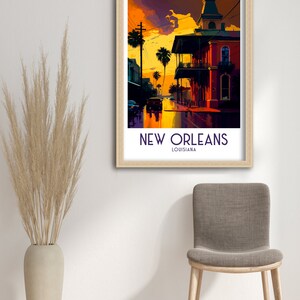 Puede incluir: Un cartel de viaje vintage con una ilustraci&oacute;n colorida de una escena callejera en Nueva Orleans, Luisiana. El cartel tiene un cielo de puesta de sol amarillo, naranja y morado con palmeras y un edificio con un balc&oacute;n. El texto "NEW ORLEANS" y "LOUISIANA" est&aacute; impreso en morado en la parte inferior del cartel.