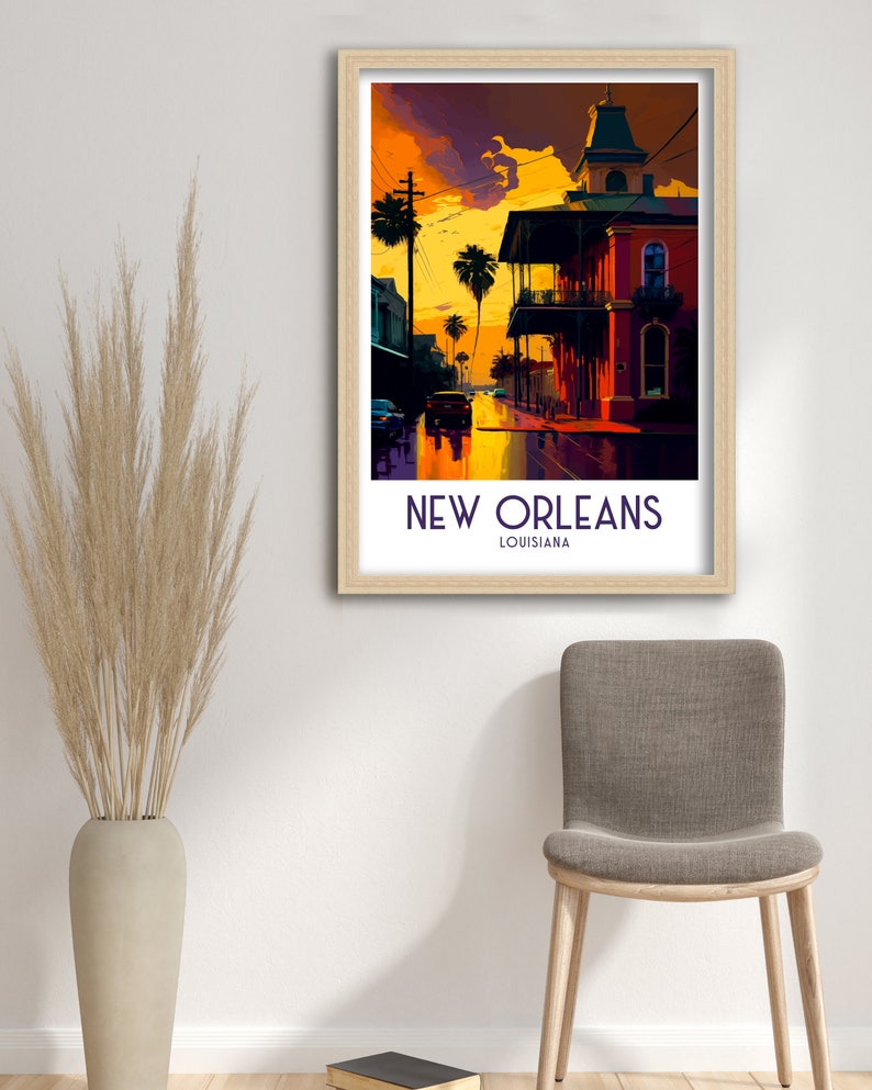 Puede incluir: Un cartel de viaje vintage con una ilustraci&oacute;n colorida de una escena callejera en Nueva Orleans, Luisiana. El cartel tiene un cielo de puesta de sol amarillo, naranja y morado con palmeras y un edificio con un balc&oacute;n. El texto "NEW ORLEANS" y "LOUISIANA" est&aacute; impreso en morado en la parte inferior del cartel.