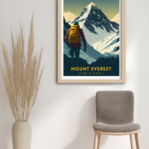 Może przedstawiać: Winietkowy plakat podr&oacute;żniczy przedstawiający wędrowca patrzącego na Mount Everest, szczyt g&oacute;ry pokryty śniegiem. Plakat ma niebieskie tło z ż&oacute;łtym tytułem, kt&oacute;ry brzmi "MOUNT EVEREST 27.9881&deg; N, 86.9250&deg; E".
