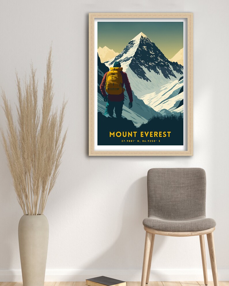 Może przedstawiać: Winietkowy plakat podr&oacute;żniczy przedstawiający wędrowca patrzącego na Mount Everest, szczyt g&oacute;ry pokryty śniegiem. Plakat ma niebieskie tło z ż&oacute;łtym tytułem, kt&oacute;ry brzmi "MOUNT EVEREST 27.9881&deg; N, 86.9250&deg; E".
