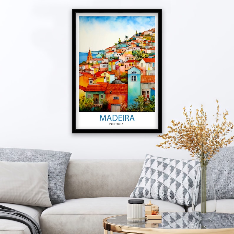 以下が含まれることがあります： 「MADEIRA PORTUGAL」という文字が書かれた、カラフルな街並みを水彩で描いた絵画。建物はオレンジ、イエロー、ピンク、ブルー、グリーンの色合いで描かれている。