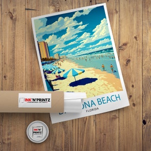 K&ouml;nnte beinhalten: Ein Reiseposter im Vintage-Stil mit einer Strandszene mit blauem Himmel, wei&szlig;en Wolken und einem Sandstrand mit Menschen und Sonnenschirmen. Der Text auf dem Poster lautet "Daytona Beach, Florida".