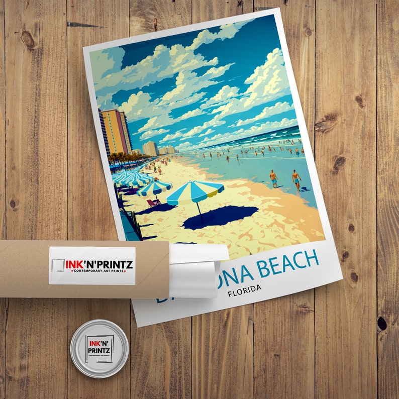 K&ouml;nnte beinhalten: Ein Reiseposter im Vintage-Stil mit einer Strandszene mit blauem Himmel, wei&szlig;en Wolken und einem Sandstrand mit Menschen und Sonnenschirmen. Der Text auf dem Poster lautet "Daytona Beach, Florida".