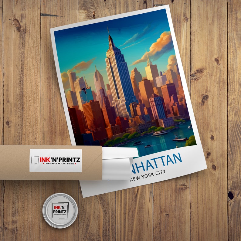 K&ouml;nnte beinhalten: Eine Illustration im Vintage-Stil der Skyline von New York City, mit dem Empire State Building und anderen Wolkenkratzern. Das Bild ist im Stil einer Retro-Postkarte mit dem Text "Manhattan, New York City" unten.