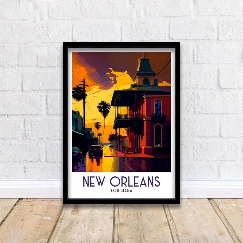 Puede incluir: Una ilustraci&oacute;n colorida de una escena callejera en Nueva Orleans, Luisiana. La imagen presenta un edificio alto con un balc&oacute;n, palmeras y un coche conduciendo por la calle. El cielo es de un naranja y amarillo vibrantes, y la calle est&aacute; mojada por la lluvia.