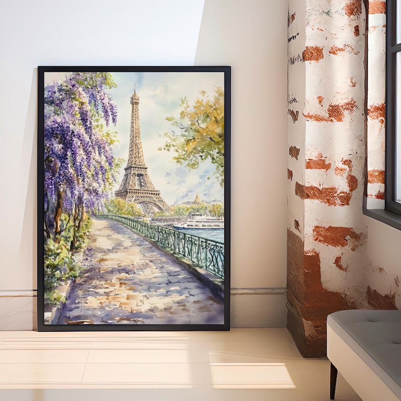 K&ouml;nnte beinhalten: Ein Aquarellgem&auml;lde des Eiffelturms in Paris, Frankreich. Der Turm befindet sich im Hintergrund, mit einem Weg, der im Vordergrund zu ihm f&uuml;hrt. Entlang des Weges befinden sich B&auml;ume und Blumen, und in der Ferne ein Fluss.