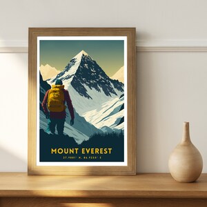Może przedstawiać: Plakat w stylu vintage z turystą patrzącym na Mount Everest. Plakat jest oprawiony w drewno i zawiera tekst "Mount Everest 27.9881&deg; N, 86.9250&deg; E" na dole.