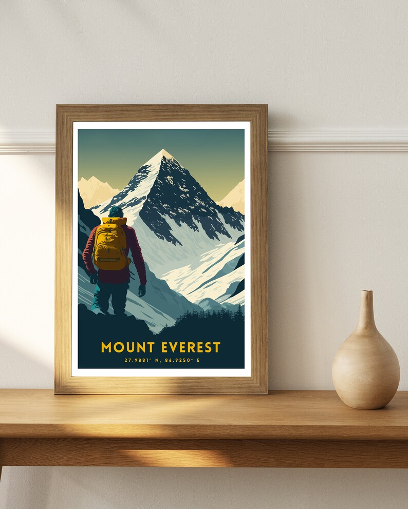Może przedstawiać: Plakat w stylu vintage z turystą patrzącym na Mount Everest. Plakat jest oprawiony w drewno i zawiera tekst "Mount Everest 27.9881&deg; N, 86.9250&deg; E" na dole.